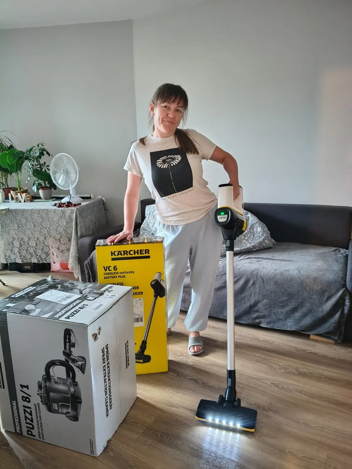 Maria ze sprzętem do sprzątania