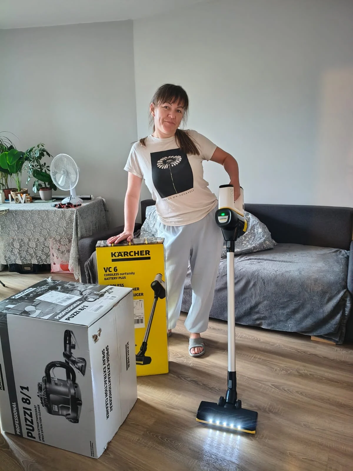Maria ze sprzętem do sprzątania